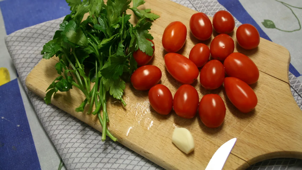' 12 - ITALY - Mediterranean food - aglio pomodorini e prezzemolo ( garlic, tomatoes, parsley ) su tagliere - wooden chopping board